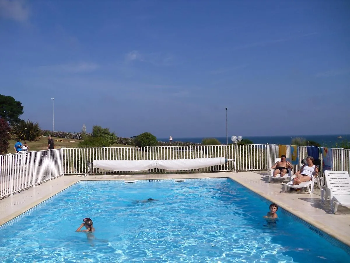Rez de jardin piscine et plage Trévou-Tréguignec